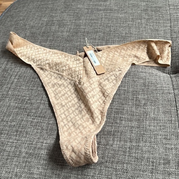 Skims Logo Mesh Thong - Picture 4 of 9